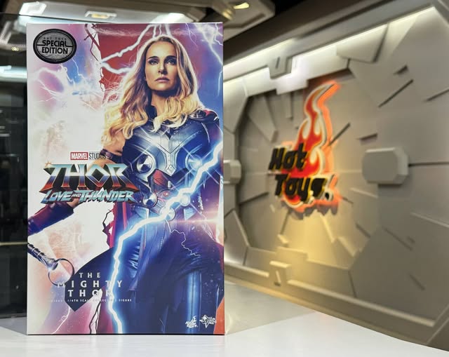 ホットトイズ MMS663b『ソー：ラブ＆サンダー』 マイティ・ソー DX